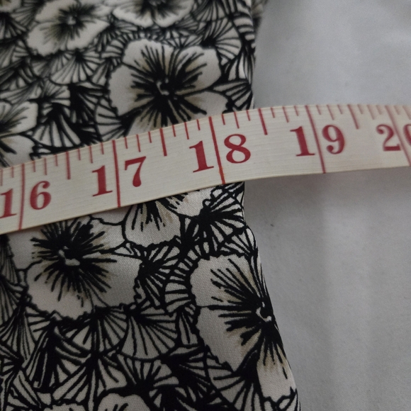 🔥 2/$9 or 3/$13  Covington Women's Black and Cream Floral Top - Picture 8 of 9